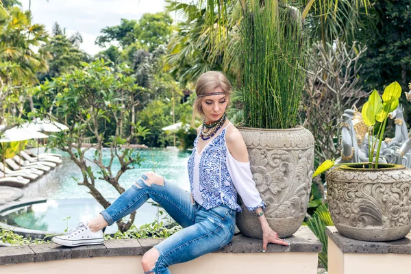 Attrayant jeune femme dans un style ethnique regarder posant près de la piscine, portrait. Tropical island Bali, villa de luxe, Indonésie . — Photo