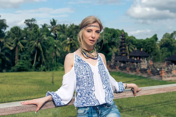 Attrayant jeune femme dans le style ethnique regarder posant près du temple balinais, portrait. Tropical island Bali, villa de luxe, Indonésie . — Photo