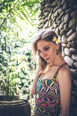 Güzel ince kadın tropik bitkiler arasında. Güzellik, moda. Spa, sağlık. Tatil tropikal. Bali Adası.