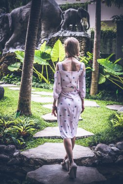 Bir tropik bahçe Bali Adası, Endonezya yürüyen kadın.