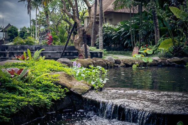 Tropischer Garten Wasserfall auf exotischer Insel Bali, Indonesien. — Stockfoto