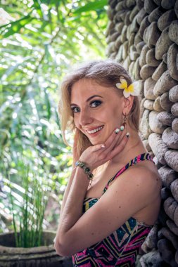 Güzel ince kadın tropik bitkiler arasında. Güzellik, moda. Spa, sağlık. Tatil tropikal. Bali Adası.