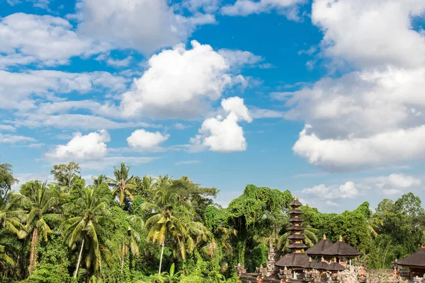 Tradiční balinéskou chrámu v Ubudu, tropický ostrov Bali, Indonésie. — Stock fotografie