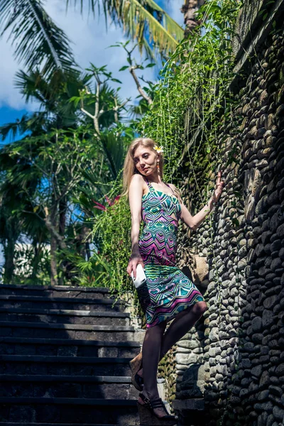 Hermosa mujer delgada entre las plantas tropicales. Belleza, moda. Spa, salud. Vacaciones tropicales. Isla de Bali . — Foto de Stock
