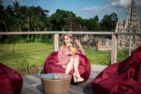 Femme avec du jus de mangue tropicale à l'extérieur, café. Bali île . — Photo