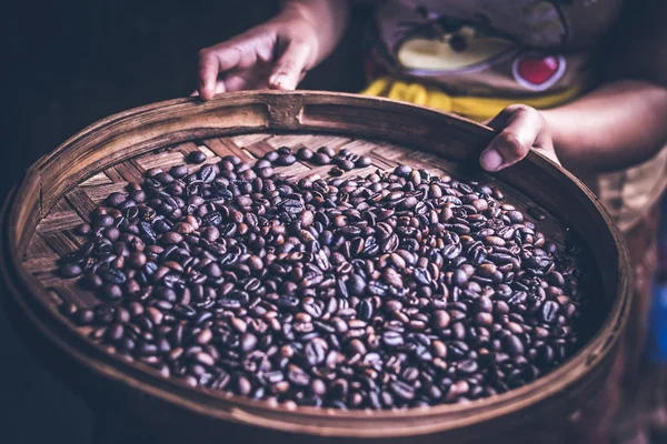 Roasted organic arabica coffee beans. Tropical exotic Bali island, Indonesia. Authentic bali coffee on a coffee plantation. Coffee on a wooden background. — Stock Photo, Image