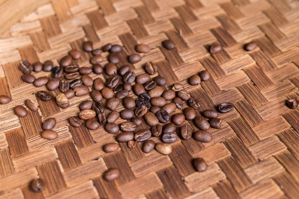 Grãos de café arábica orgânicos torrados. Ilha tropical exótica de Bali, Indonésia. Café bali autêntico em uma plantação de café. Café em um fundo de madeira . — Fotografia de Stock