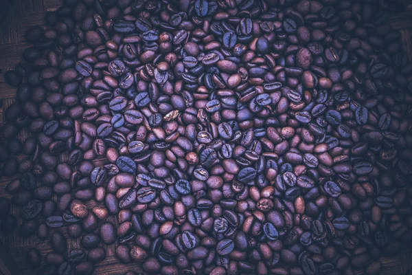 Roasted organic arabica coffee beans. Tropical exotic Bali island, Indonesia. Authentic bali coffee on a coffee plantation. — Stock Photo, Image