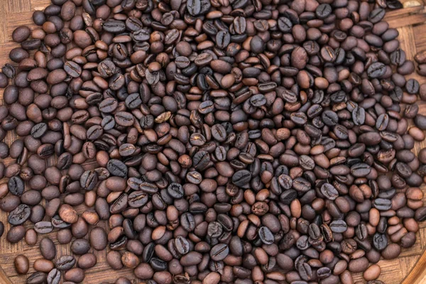 Roasted organic arabica coffee beans. Tropical exotic Bali island, Indonesia. Authentic bali coffee on a coffee plantation. — Stock Photo, Image