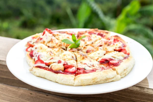 Delicious strawberry pizza on a balinese tropical nature background. Bali island, Indonesia. — Stock Photo, Image