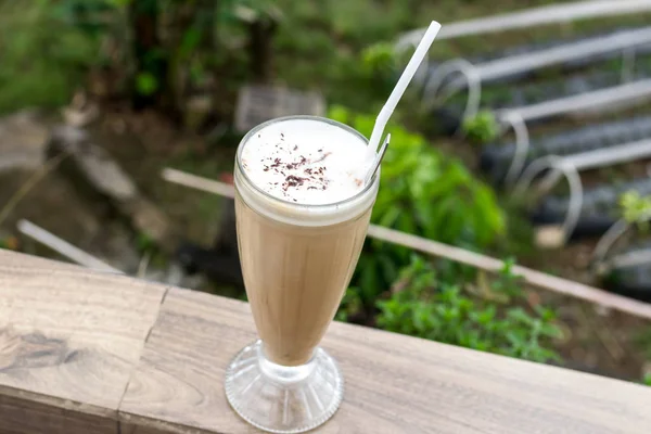 Gelo café latte em um copo alto em um belo fundo natureza. Ilha Tropical de Bali, Indonésia . — Fotografia de Stock