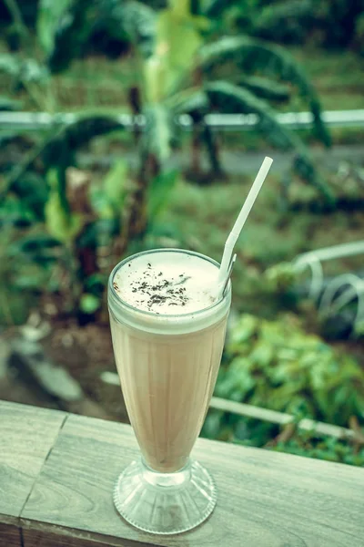 Gelo café latte em um copo alto em um belo fundo natureza. Ilha Tropical de Bali, Indonésia . — Fotografia de Stock