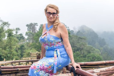 Kadın tropikal Balili manzara arka planda, Kuzey Bali Adası, Endonezya.