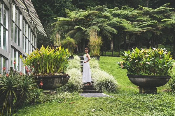 Donna sullo sfondo del paesaggio tropicale balinese, a nord dell'isola di Bali, Indonesia . — Foto Stock