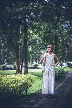 Kadın tropikal Balili manzara arka planda, Kuzey Bali Adası, Endonezya.