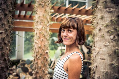 Kadın tropikal Balili manzara arka planda, Kuzey Bali Adası, Endonezya.