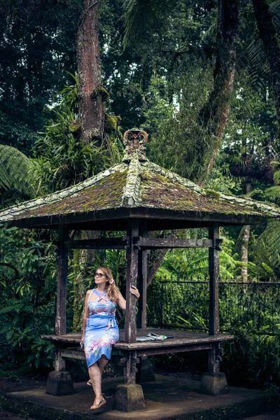Mujer en el paisaje tropical balinés, al norte de la isla de Bali, Indonesia . — Foto de Stock