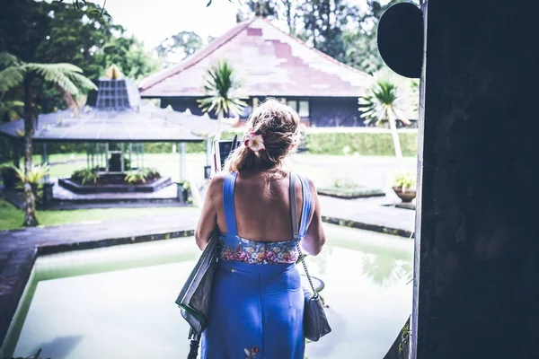 Vrouw op de achtergrond van de tropische balinese landschap, Noord Bali eiland, Indonesië. — Stockfoto