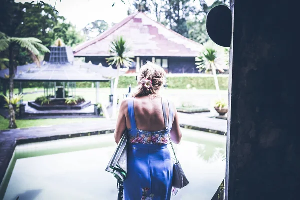 Vrouw op de achtergrond van de tropische balinese landschap, Noord Bali eiland, Indonesië. — Stockfoto