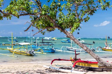 Hint Okyanusu'nda tropikal balıkçı tekneleri Bali, Endonezya ada. Sanur beach.