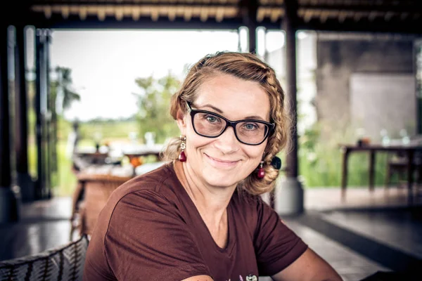 Donna seduta in un caffè tropicale sullo sfondo di una terrazza di riso dell'isola di Bali, Indonesia . — Foto Stock