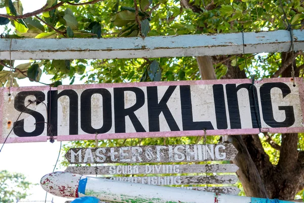 Placa de madeira com snorkling texto na praia de Sanur, ilha tropical Bali, Indonésia . — Fotografia de Stock