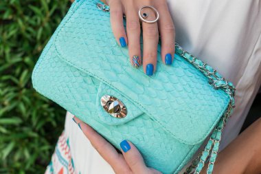 Lüks yılan derisi python çanta tutan kadın. Bali Adası. Moda çanta kavramı tropik bir adada.