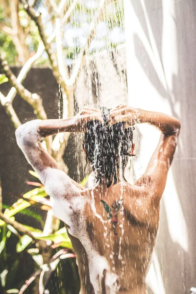 Gyönyörű meztelen fiatal nő vesz zuhany, fürdőszoba kívül ő luxus villa. Trópusi Bali szigetén, Indonézia. — Stock Fotó