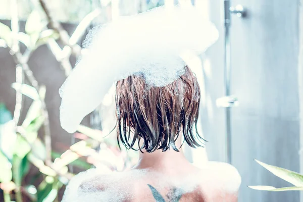 Jeune femme nue sexy détendue dans un bain avec de la mousse sur la tête, villa de luxe, île tropicale de Bali, Indonésie . — Photo