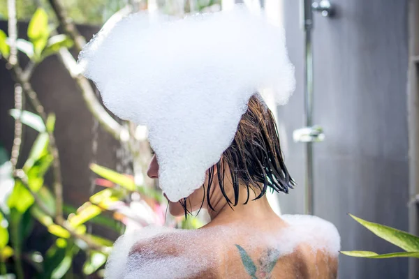 Ontspannen sexy jonge naakte vrouw in Bad met schuim op haar hoofd, luxevilla, tropische eiland Bali, Indonesië. — Stockfoto