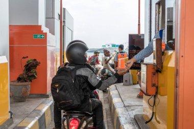 Bali, Endonezya - 2 Haziran 2017: Motosiklet bir ödeme yolda Jalan Tol, Bali adlı.