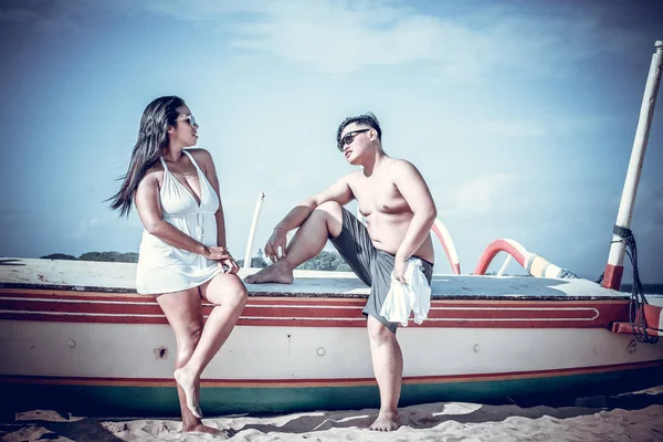 Casal asiático na praia da ilha tropical Bali, Indonésia . — Fotografia de Stock