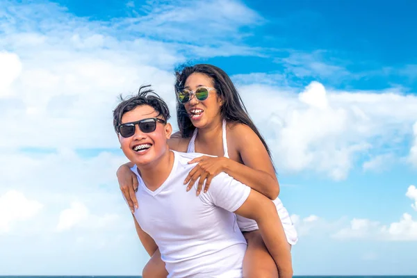 Casal asiático se divertindo na praia da ilha tropical de Bali, Indonésia . — Fotografia de Stock