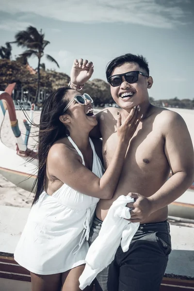 Casal asiático se divertindo na praia da ilha tropical de Bali, Indonésia . — Fotografia de Stock
