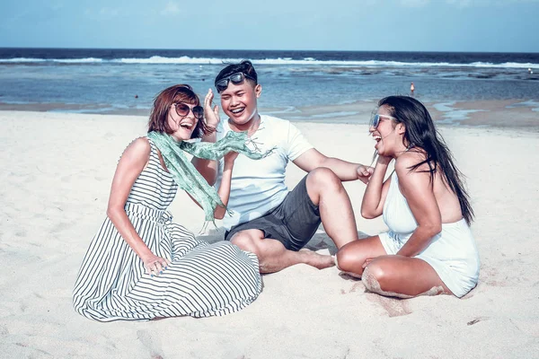 Gruppo di amici multirazziali che si divertono sulla spiaggia dell'isola tropicale di Bali, Indonesia . — Foto Stock