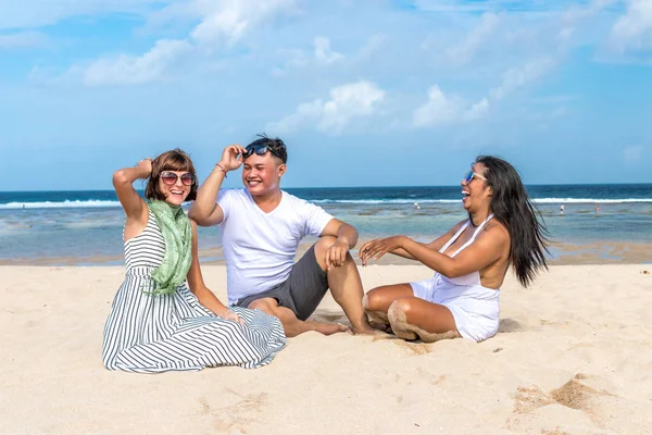 Grupo de amigos multirraciais se divertindo na praia da ilha tropical de Bali, Indonésia . — Fotografia de Stock