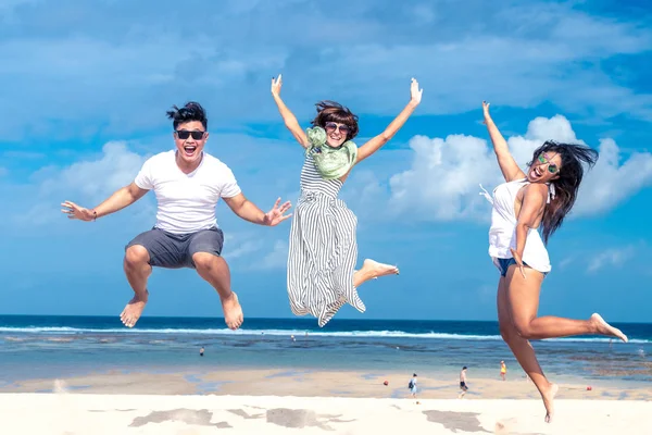Ομάδα φίλων πολυφυλετικής έχοντας διασκέδαση στην παραλία του τροπικό νησί Μπαλί, Ινδονησία. — Φωτογραφία Αρχείου