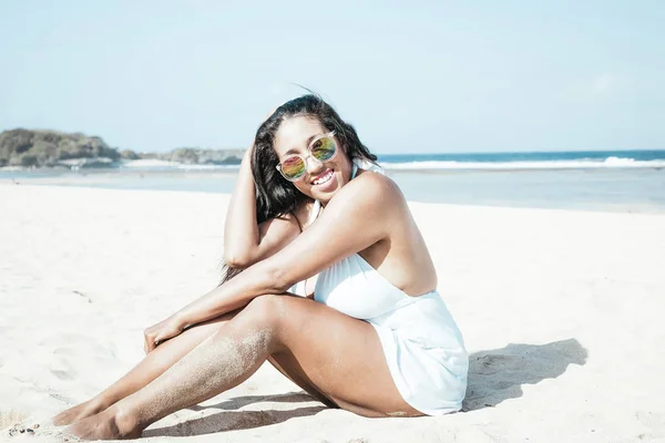 Colorido retrato de joven atractiva mujer asiática en vestido blanco sexy en la playa tropical de la isla de Bali, Indonesia . — Foto de Stock