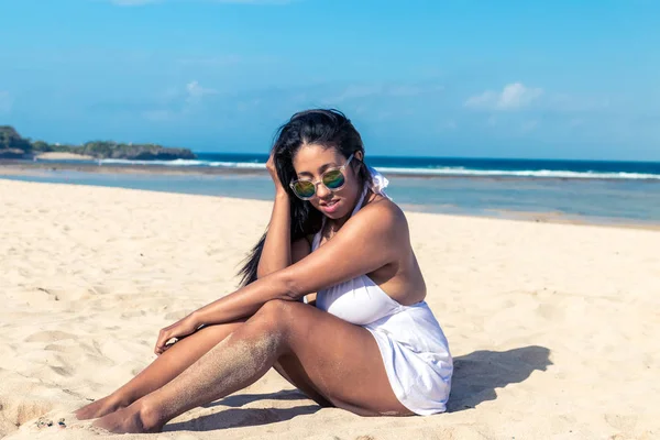 Portrait coloré de jeune femme asiatique séduisante en robe blanche sexy sur la plage tropicale de Bali île, Indonésie . — Photo