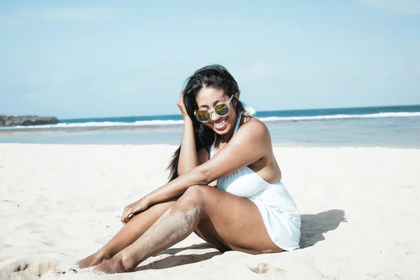 Portrait coloré de jeune femme asiatique séduisante en robe blanche sexy sur la plage tropicale de Bali île, Indonésie . — Photo