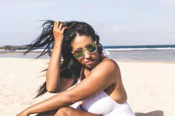 Portrait coloré de jeune femme asiatique séduisante en robe blanche sexy sur la plage tropicale de Bali île, Indonésie . — Photo