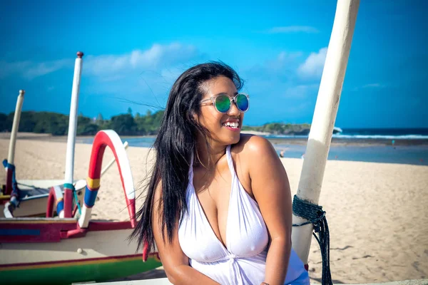 Portrait coloré de jeune femme asiatique séduisante en robe blanche sexy sur la plage tropicale de Bali île, Indonésie . — Photo