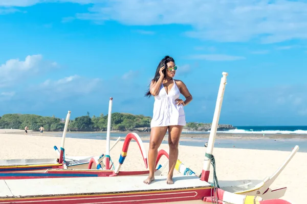 Colorful portrait of young attractive asian woman in sexy white dress on the tropical beach of Bali island, Indonesia. — Stock Photo, Image