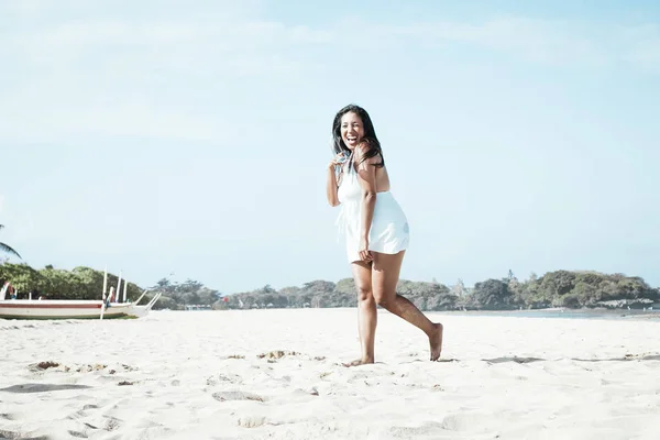 Retrato colorido de jovem atraente mulher asiática em vestido branco sexy na praia tropical da ilha de Bali, Indonésia . — Fotografia de Stock