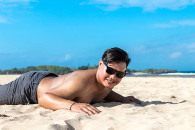 Tropikal Bali Adası, Endonezya kumsalda genç Asya Endonezya adam.