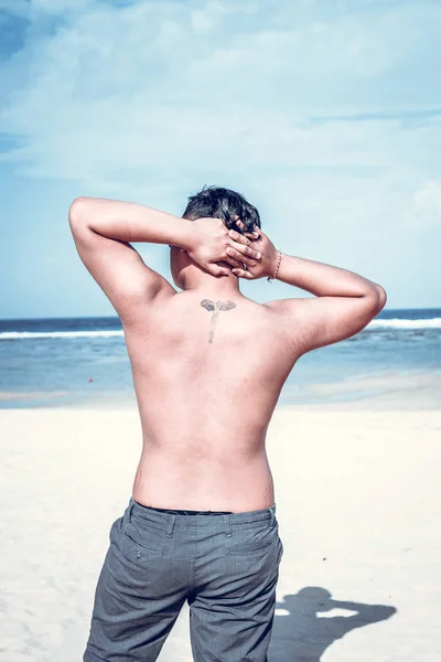 Азіатський Індонезійська юнак на пляжі тропічному острові Балі, Індонезія. — стокове фото