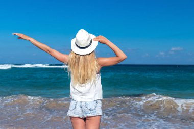 Özgürlük kavramı. Bir Bali beach adada seksi kadın. O açık havada seyahat tatil tatil sırasında sakin okyanus doğa keyif alıyor.