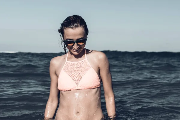 Belle jeune femme sexy profitant de la baignade dans l'eau de mer rafraîchissante. Bali île . — Photo