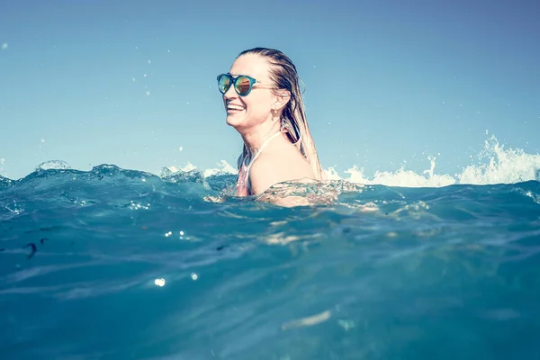 Mooie jonge sexy vrouw genieten van zwemmen in het verfrissende zeewater. Bali eiland. — Stockfoto