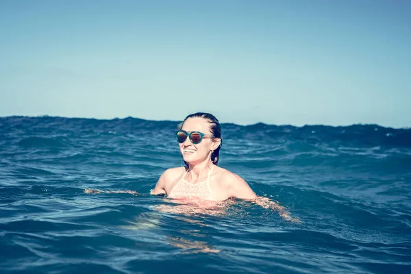 Красива молода сексуальна жінка насолоджуючись плавання в освіжаючий морської води. Острів Балі. — стокове фото